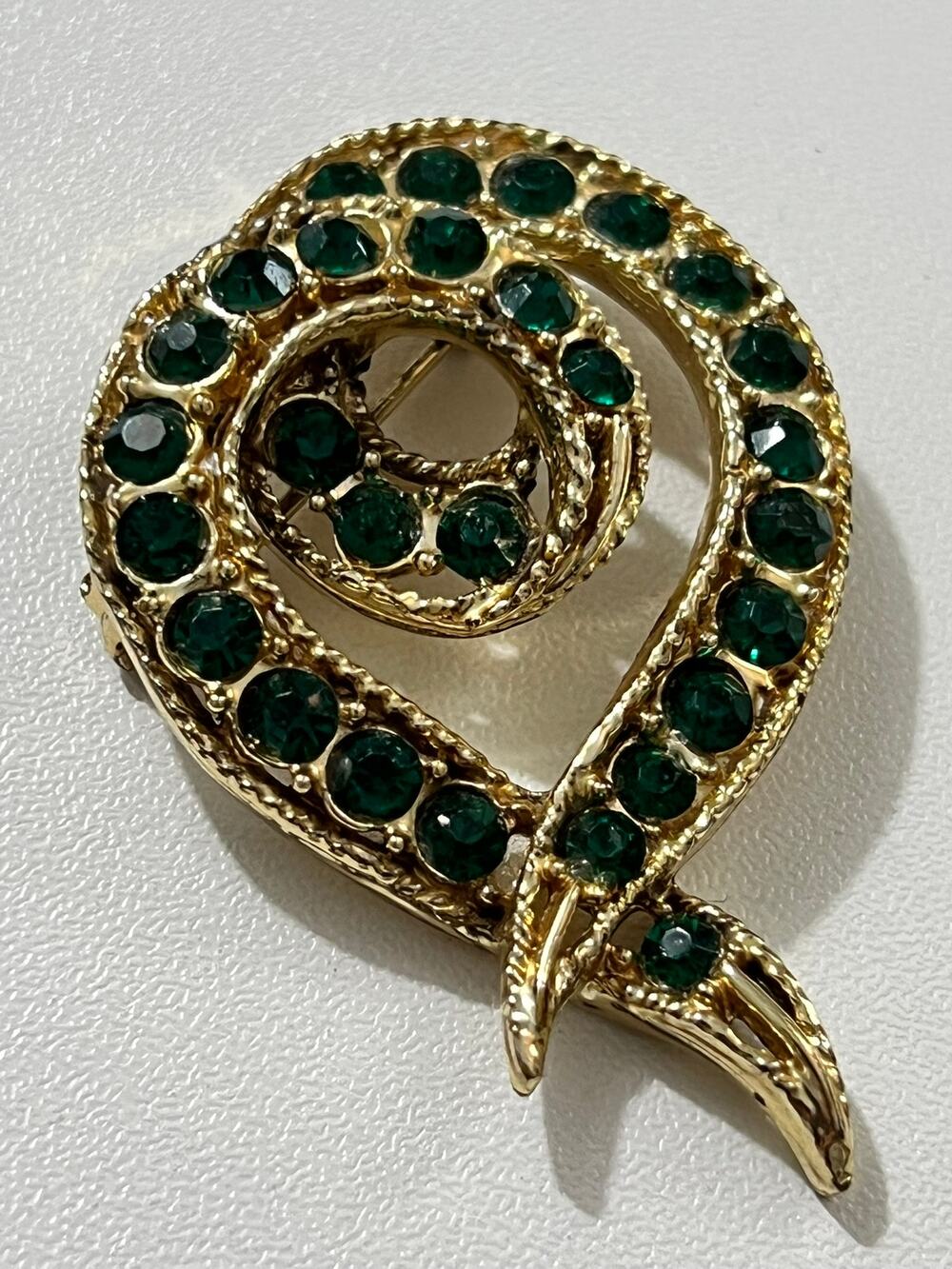 Vintage Emerald Green Rhinestone Brooch Gold Tone Swirl Teardrop Statement Pin